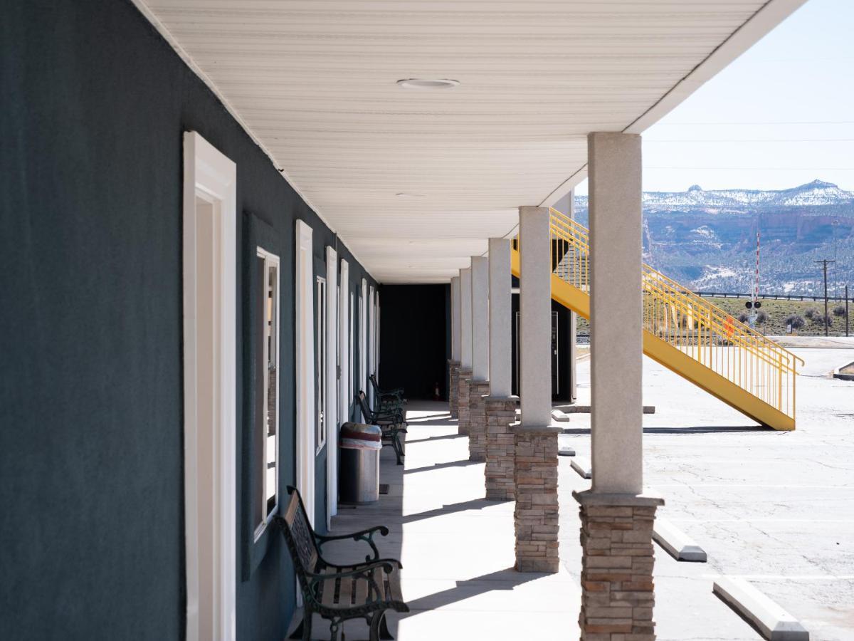Balanced Rock Inn Fruita Bagian luar foto